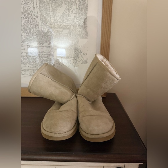 UGG Australia Women's Classic Short Shearling Leather Winter Boots Sand Size 7 - Picture 2 of 8